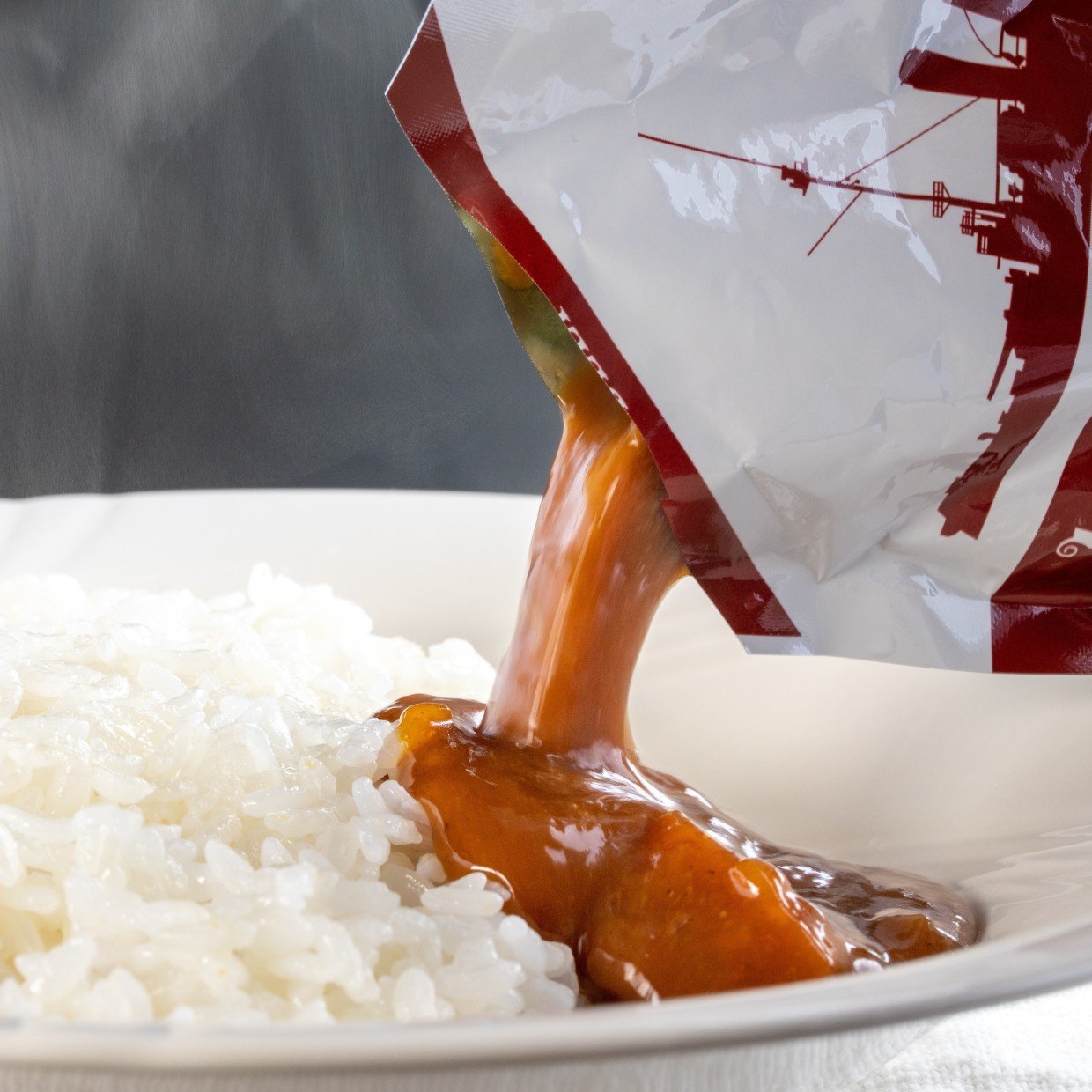  もう失敗しない！“レトルトの袋”を簡単＆きれいに開ける裏ワザ「意外！」「手が汚れない」「マネする」 