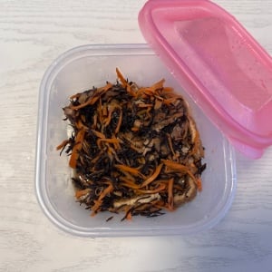 ひじきがザルに詰まる…。“プチストレス”を解消する裏ワザ「もう網目は気にしない」「洗い物減る」