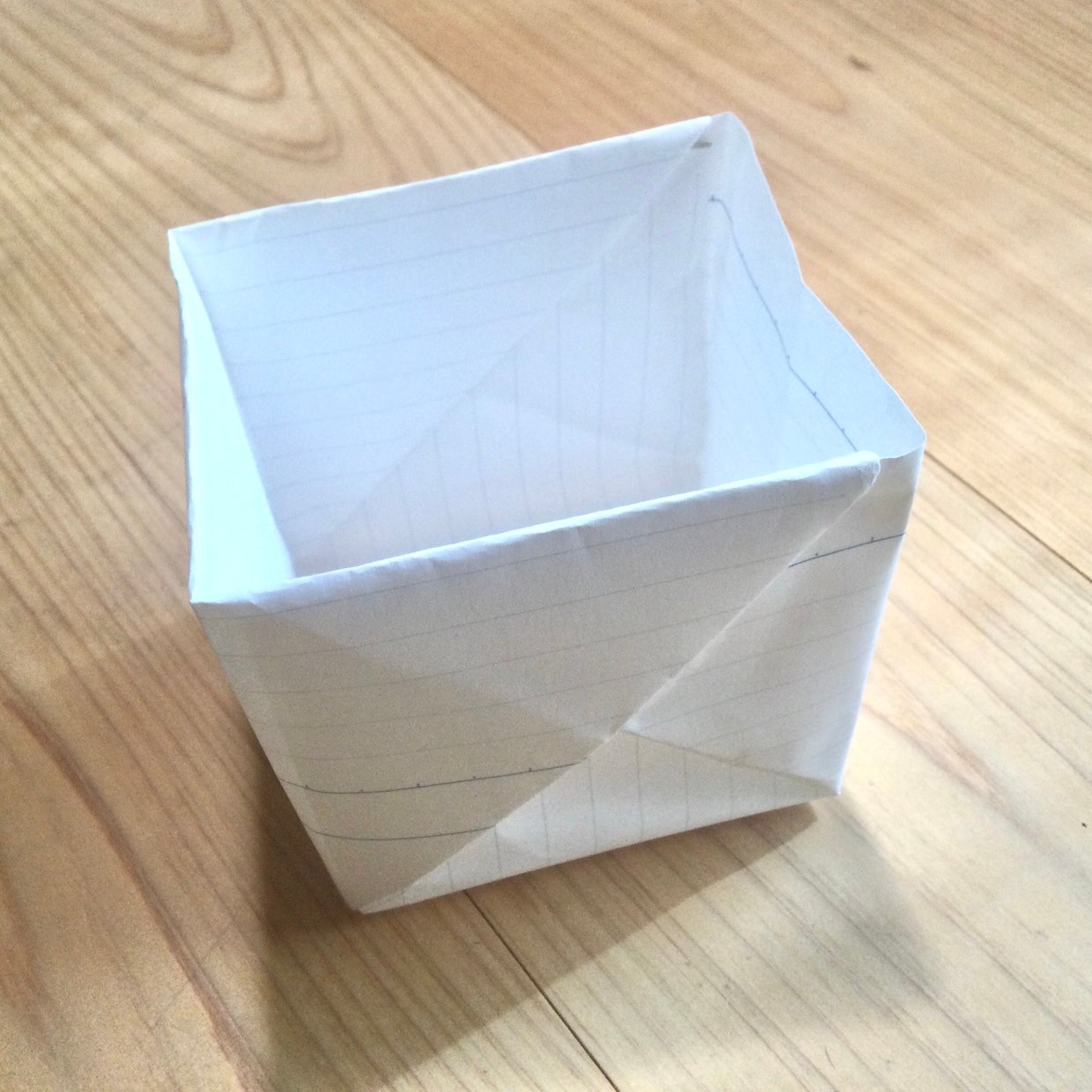  捨てるの待って！不要になった“紙やチラシ”を折るだけで…？「デスク周りで使える」「ストックする」 