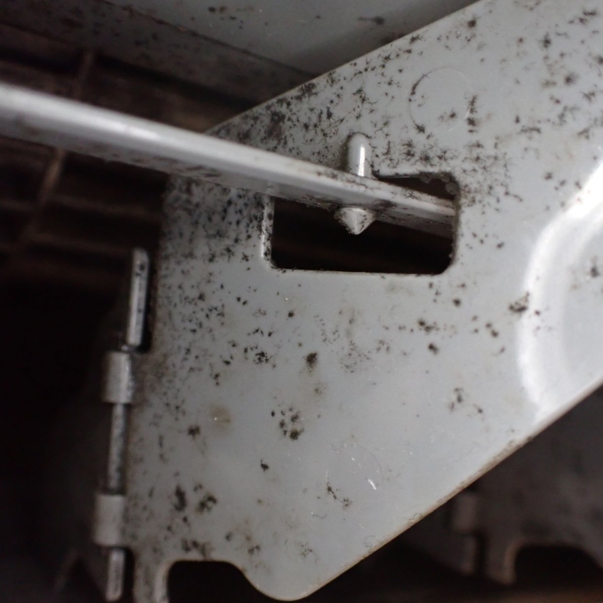  “黒い斑点”が無数にびっしり…。見える部分の「エアコン」掃除術「想像以上の汚れ」「冬に向けて清潔に」 