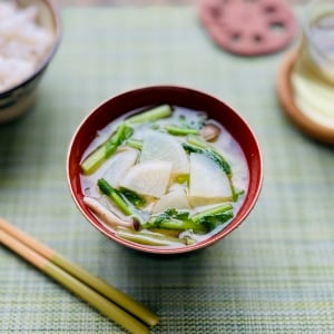 「みそ汁」に入れると体がよろこぶ。“食物繊維やビタミンCや鉄を含む栄養バランスに優れた野菜”とは？