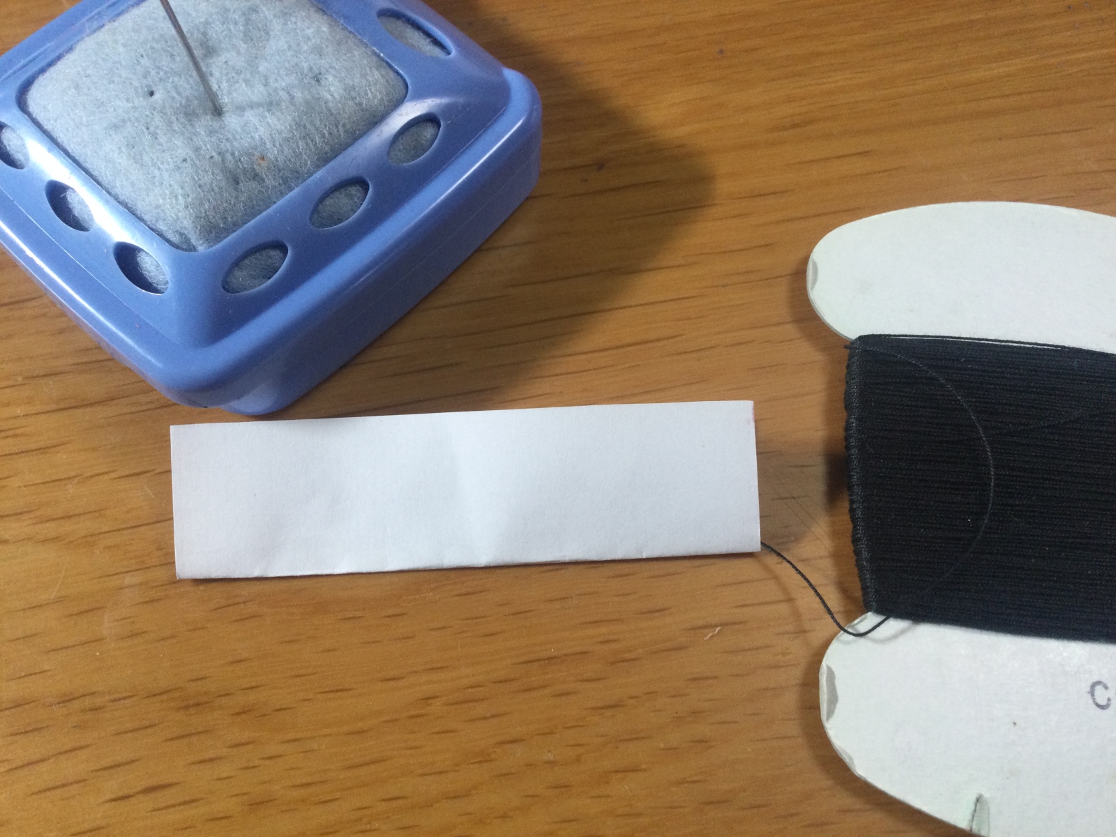 すごい!糸通しがなくても簡単に“針に糸を通す”裏ワザ「やりやすい」「スッと通る」「覚えておく!」