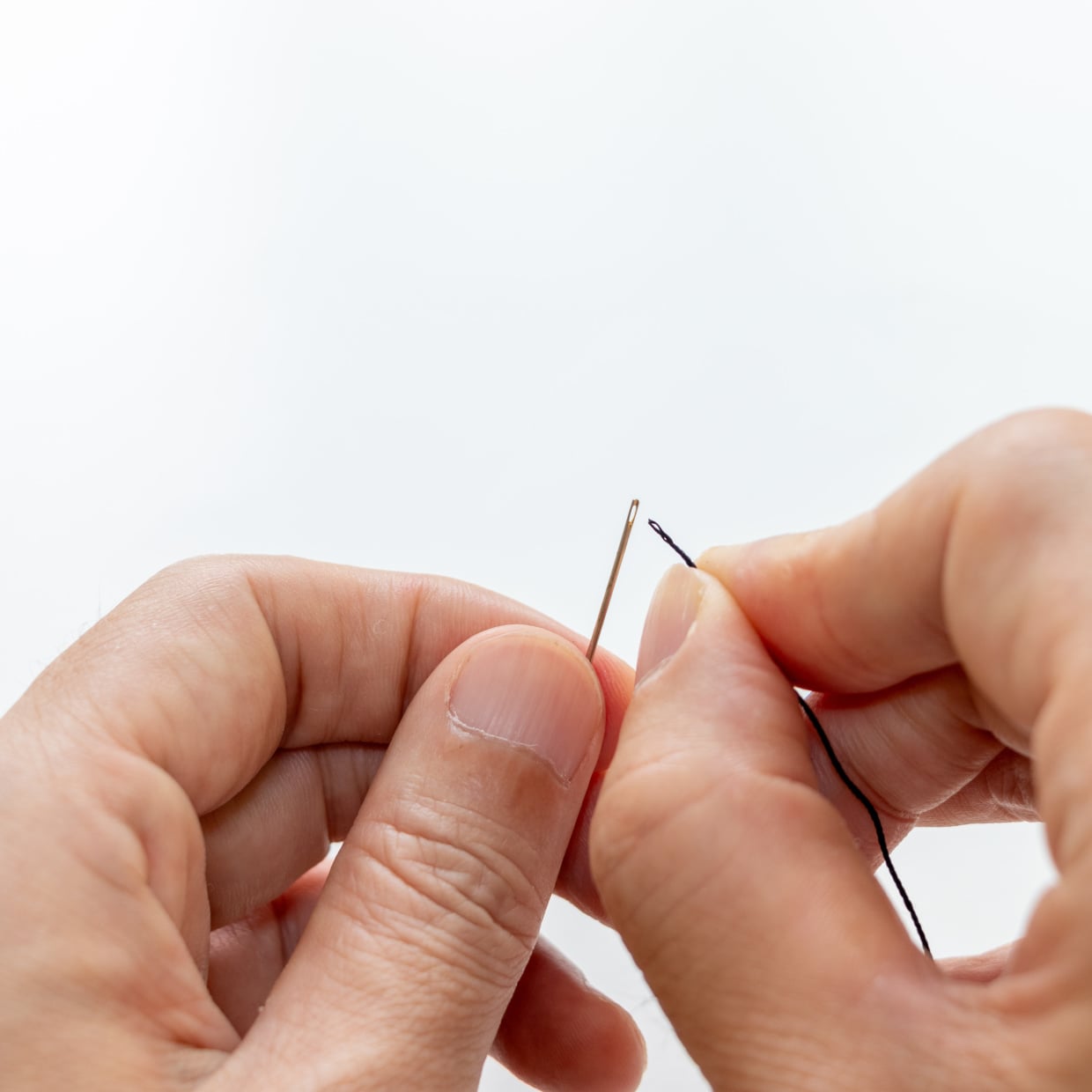  すごい！糸通しがなくても簡単に“針に糸を通す”裏ワザ「やりやすい」「スッと通る」「覚えておく！」 