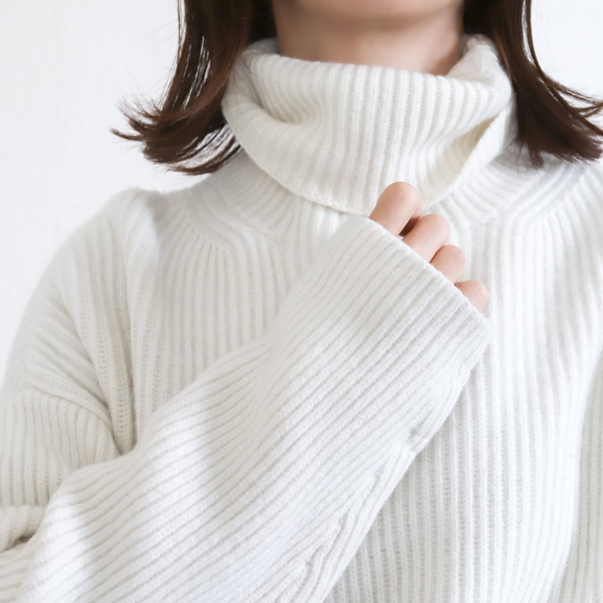  もう「冬ニット」で着膨れしない！“巻くだけ”で解決する便利な裏ワザ「スッキリ」「全然違う」 