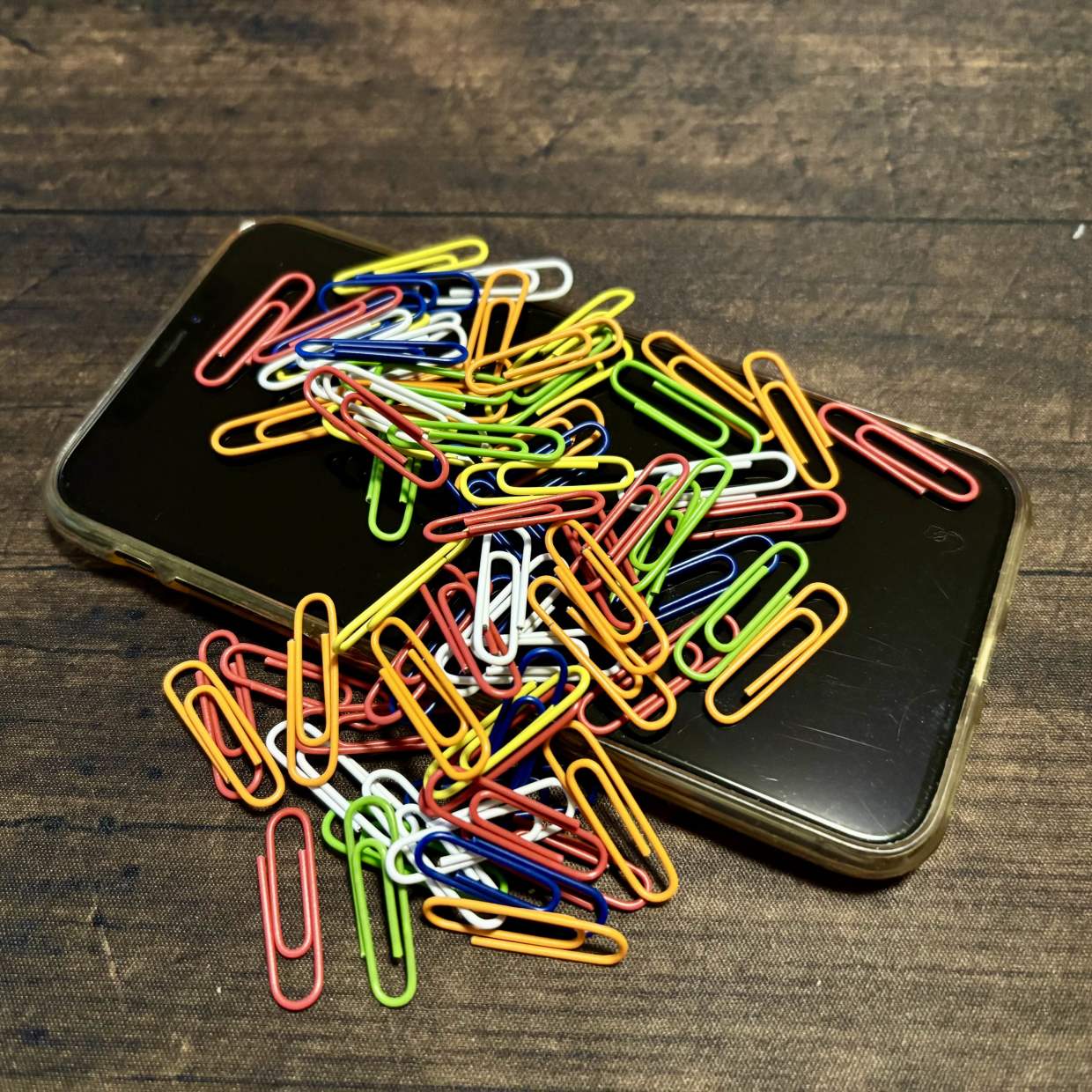  余ってる「ゼムクリップ」とスマホを組み合わせると…？「快適！」「わざわざ買わなくてよかった」 