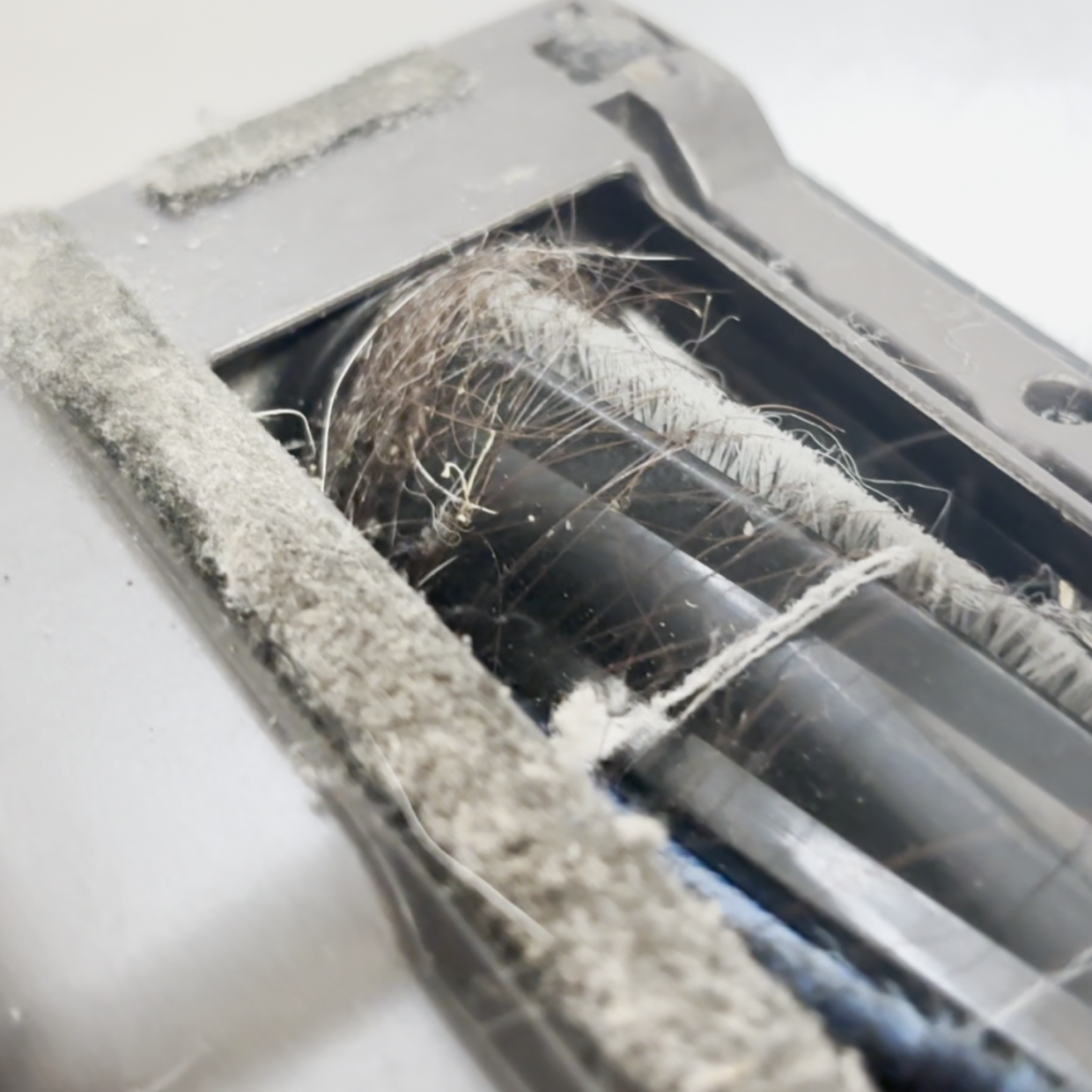  「掃除機」のヘッドに複雑に絡んだ“髪の毛や糸くず”がスルッと取れる意外なアイテム「吸い込みが復活！」 