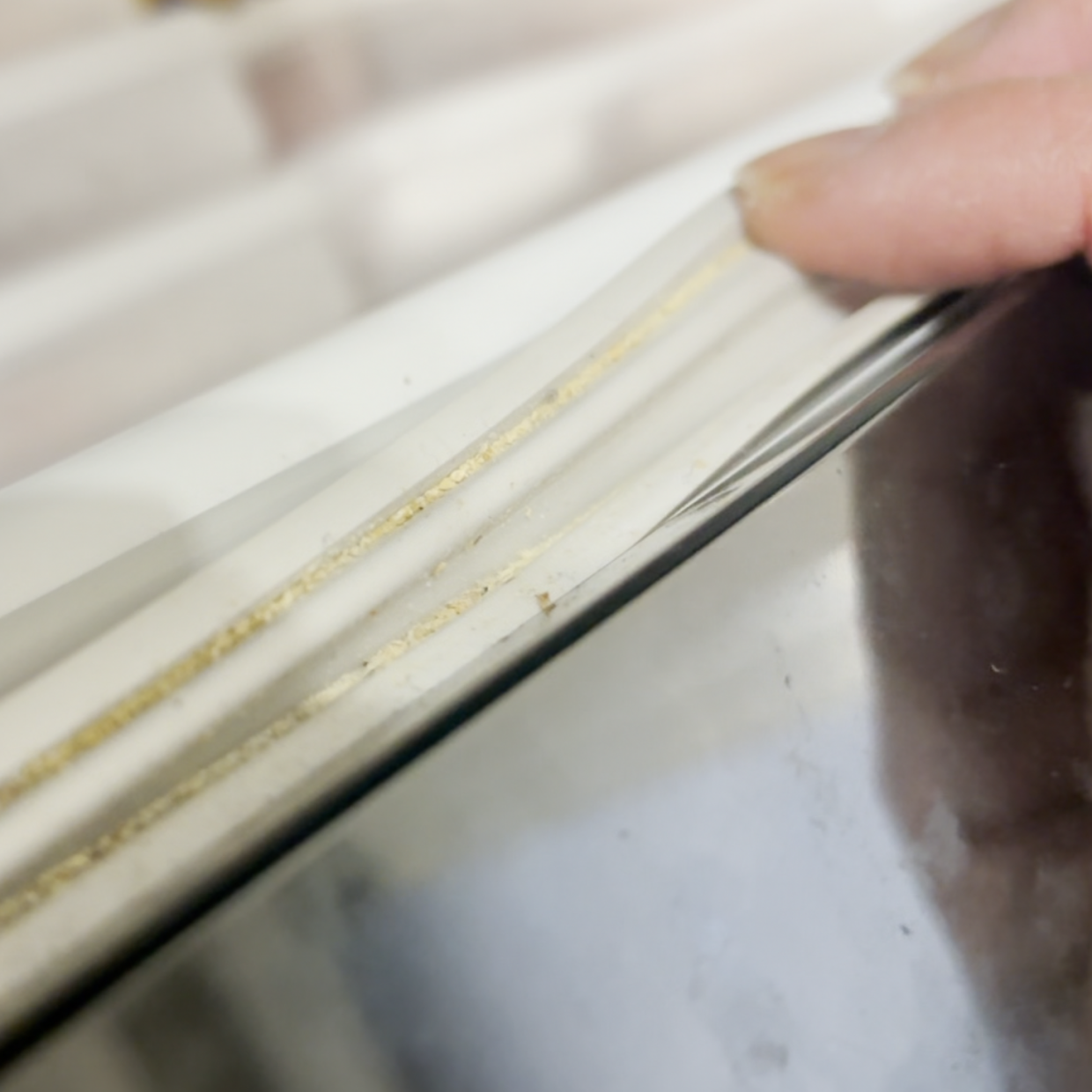  専用ブラシ不要！カビの温床になる「冷蔵庫パッキン」が身近なアイテムでピカピカ「ゴム素材を傷めない」 