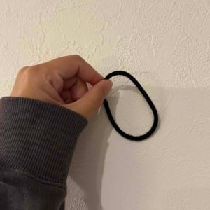 結んだ跡が気にならない！思わず試したくなる“髪の結び方”「忙しい朝に」「シュシュじゃなくてもできる」