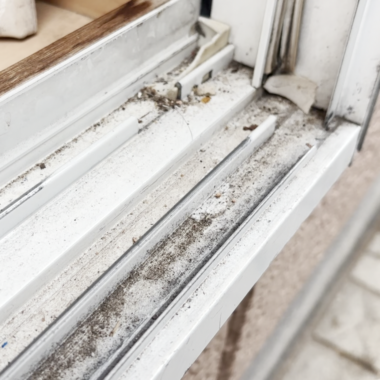  ベランダや窓まわりの「レール」の“ザラザラ汚れ”がピカピカになる簡単掃除術「本格的に寒くなる前に」 