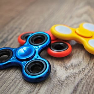 引き出しに眠っている「ハンドスピナー」が“脱衣所で活躍”する使い道「くるくる便利！」「まさかの発想」