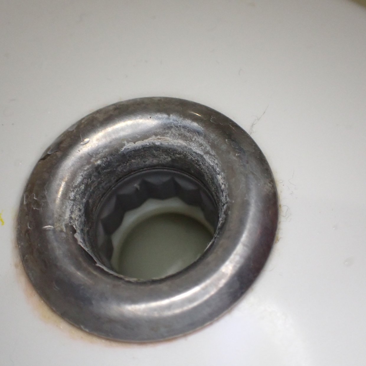  くすんで見える「洗面台」には蓄積汚れがごっそり…。“白さを取り戻す”簡単掃除術「気分も明るくなる！」 