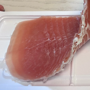 早く教えて。「生ハム」が途中で破けずにスルスルはがせる裏ワザ「気持ちいい」「友達に教えたい」