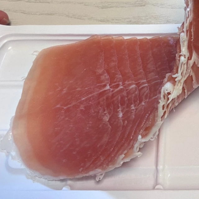  早く教えて。「生ハム」が途中で破けずにスルスルはがせる裏ワザ「気持ちいい」「友達に教えたい」 