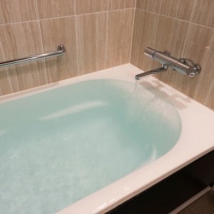 「光熱費が高い家庭」の入浴時の“NG行動3つ”「少しの工夫が大切」「毎月の支払いに差が出る…」