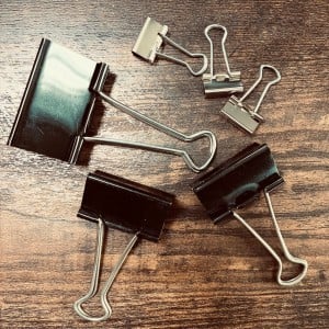 余った「ダブルクリップ」が“冷蔵庫で活躍”する驚きの使い道「自動で手前に転がってきた」「すごい！」