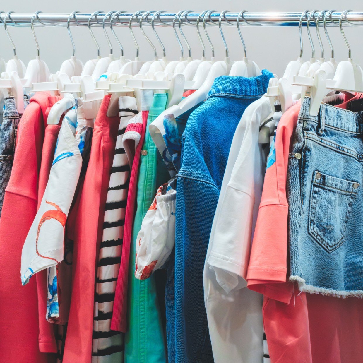  狭いスペースの「クローゼット」が片付く“子ども服”の収納テク3つ「スペースが増やせる」「収納力2倍」 