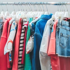 狭いスペースの「クローゼット」が片付く“子ども服”の収納テク3つ「スペースが増やせる」「収納力2倍」