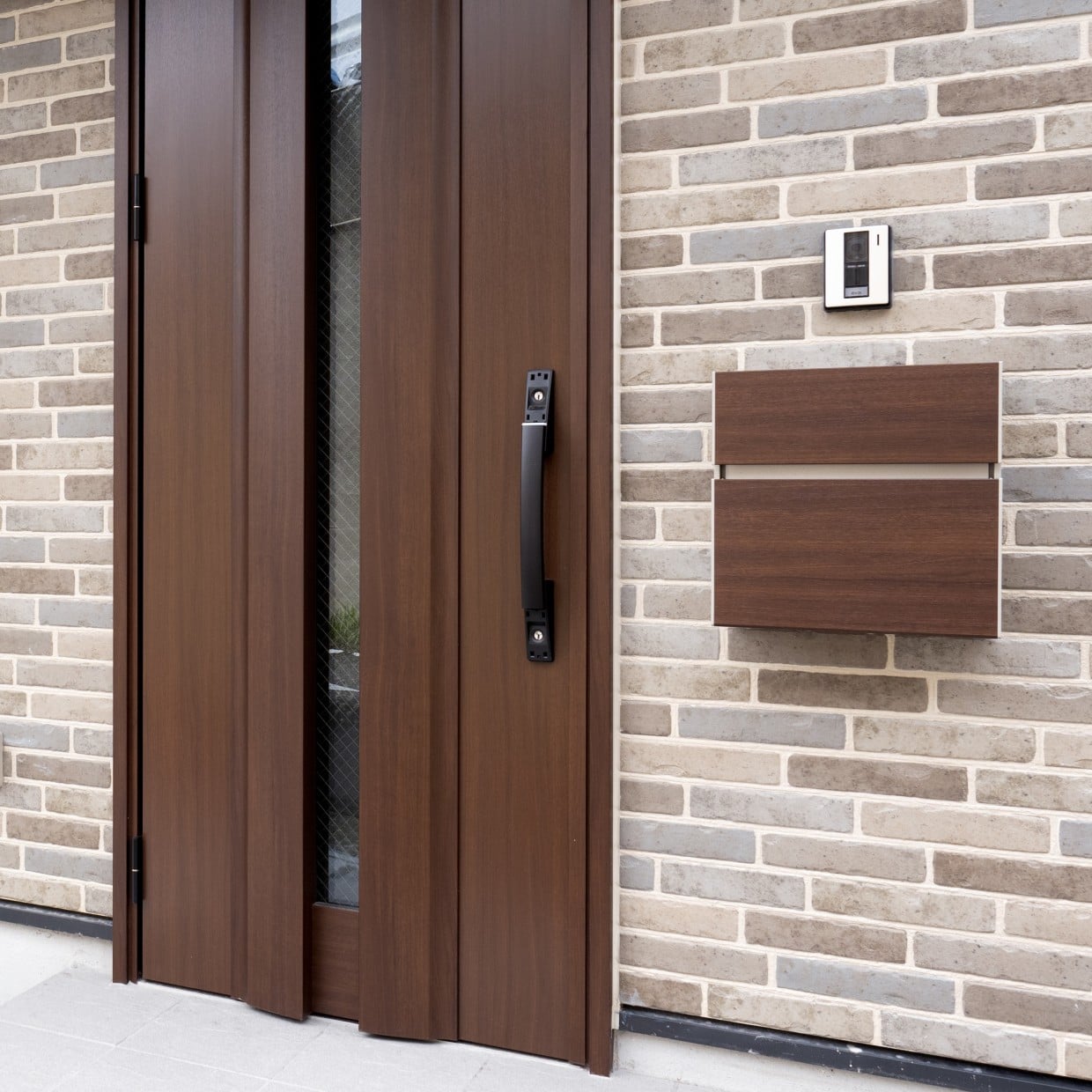  年を越す前に掃除したくなる。「玄関」で“手アカや皮脂汚れ”がごっそり溜まりやすい場所 