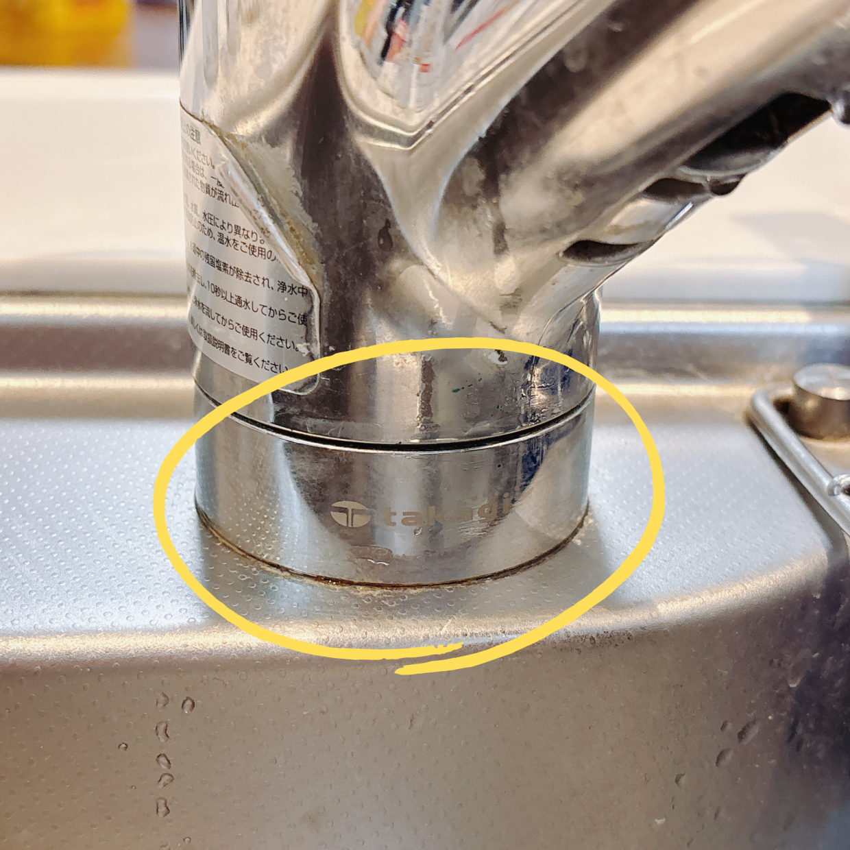  汚れが詰まってる…。蛇口の根元の“カリカリ汚れ”がみるみる落ちる“意外なアイテム”「カスが出てきた」 