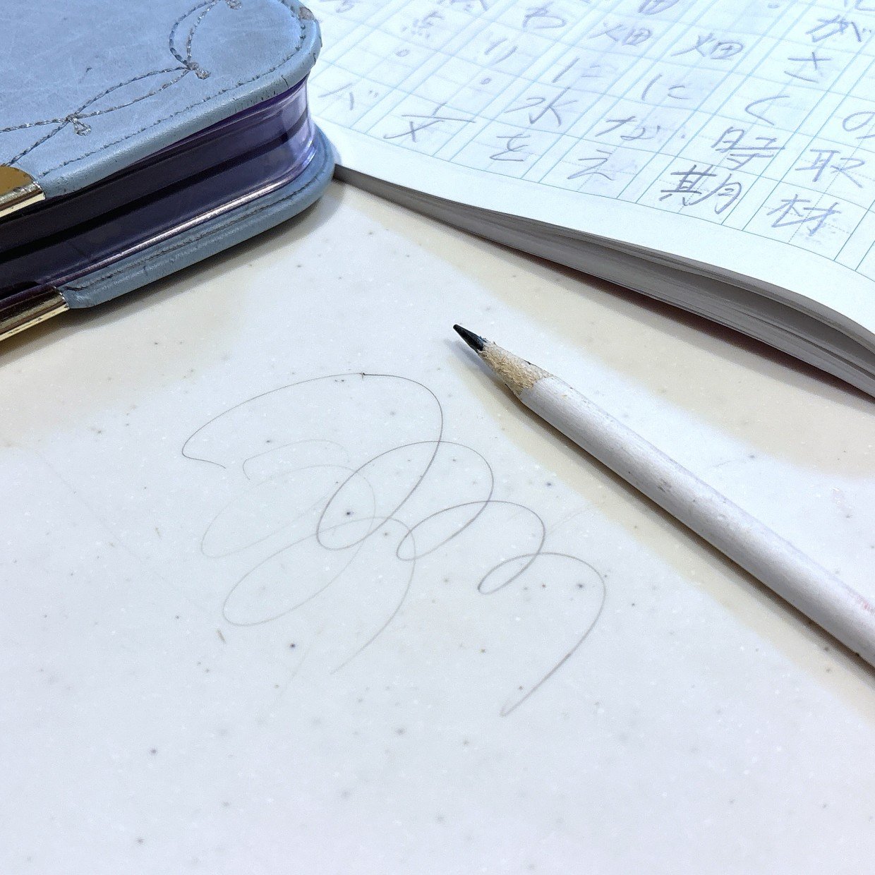  もう諦めない！「机の鉛筆跡」がみるみる消える“今すぐ試したくなる”お手軽掃除術「スルッと落ちる！」 