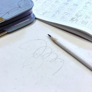 もう諦めない！「机の鉛筆跡」がみるみる消える“今すぐ試したくなる”お手軽掃除術「スルッと落ちる！」