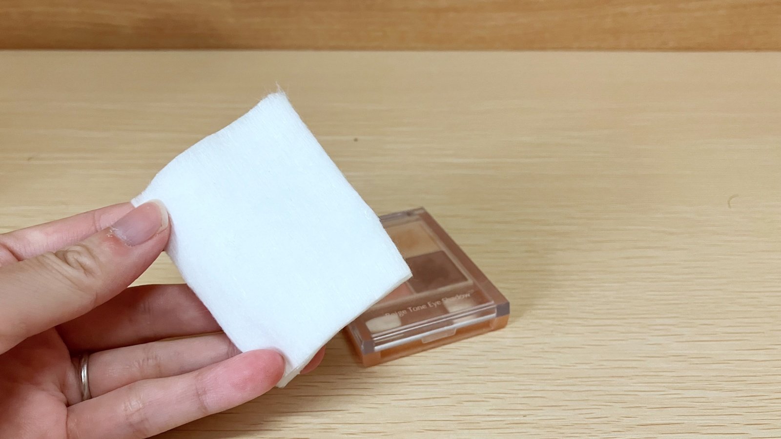 アイシャドウの上に、ふわっとコットンを1枚挟むだけ！