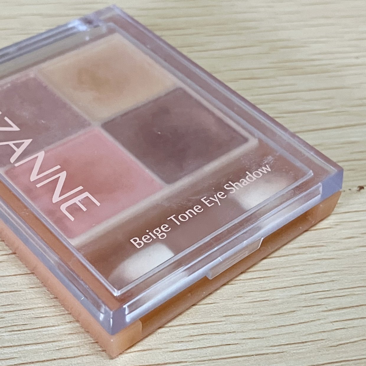  鞄に入れた「アイシャドウ」が粉々に割れる…が解消する！持ち運びテク「旅行でも使える」「早く教えて」 