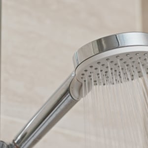 シャワーの“出始めの冷たい水”の4つの活用アイデア「節水になる」「災害時にも使える」