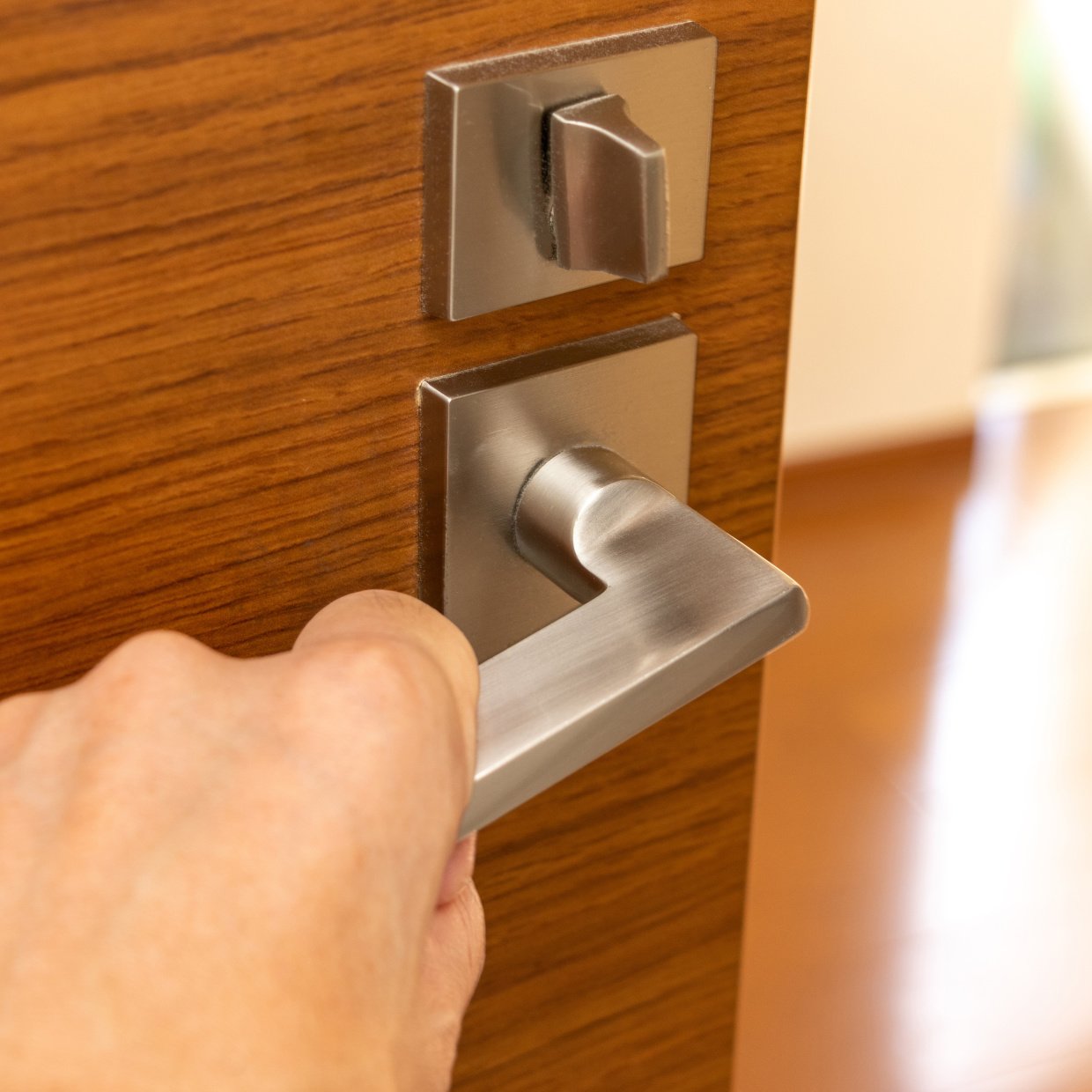  地味にストレス…。早朝や深夜に気になる「ドアの開閉音」を小さくする裏ワザ「すぐにできる」 