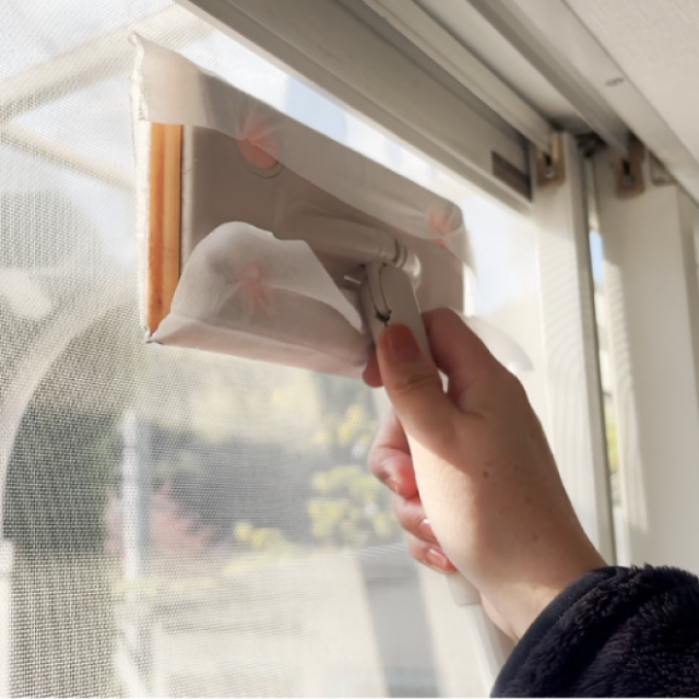  もう「網戸掃除」は面倒じゃない！網戸を外さずピカピカになる秋の簡単掃除術「ムラがない」「すぐできる」 