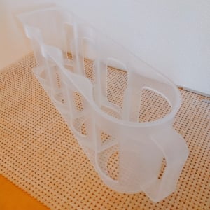 「缶ストッカー」に意外なものを入れてみると…？「残量がわかる」「転がらない」「ナイスアイデア！」