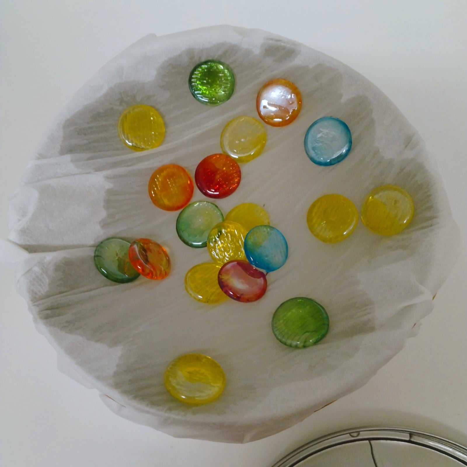 ぬれたおはじきをティッシュペーパーの上に置く遊び