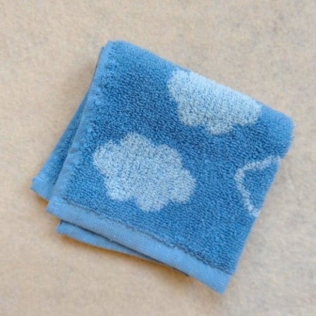 使っていない「ハンドタオル」を“ちょこっと縫う”だけで…？「さりげなく持ち歩ける！」「バレない」