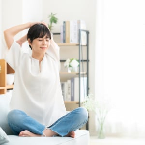 朝の過ごし方で1日が変わる！幸福度が高い人が“あえてやらない”3つの習慣【40代前後の女性に調査】