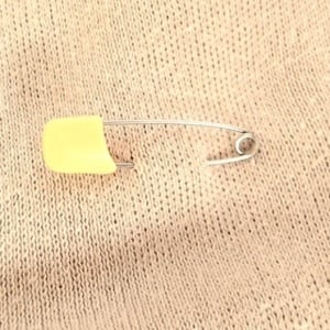 「ニット」に名札を付けたら大きな穴が…。意外なアイテムで“穴が目立ちにくくなる工夫”「試してみた！」