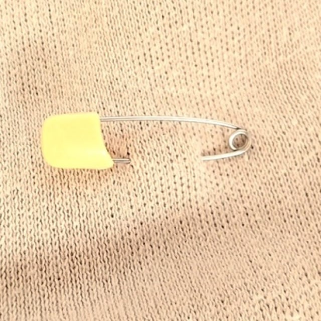  「ニット」に名札を付けたら大きな穴が…。意外なアイテムで“穴が目立ちにくくなる工夫”「試してみた！」 