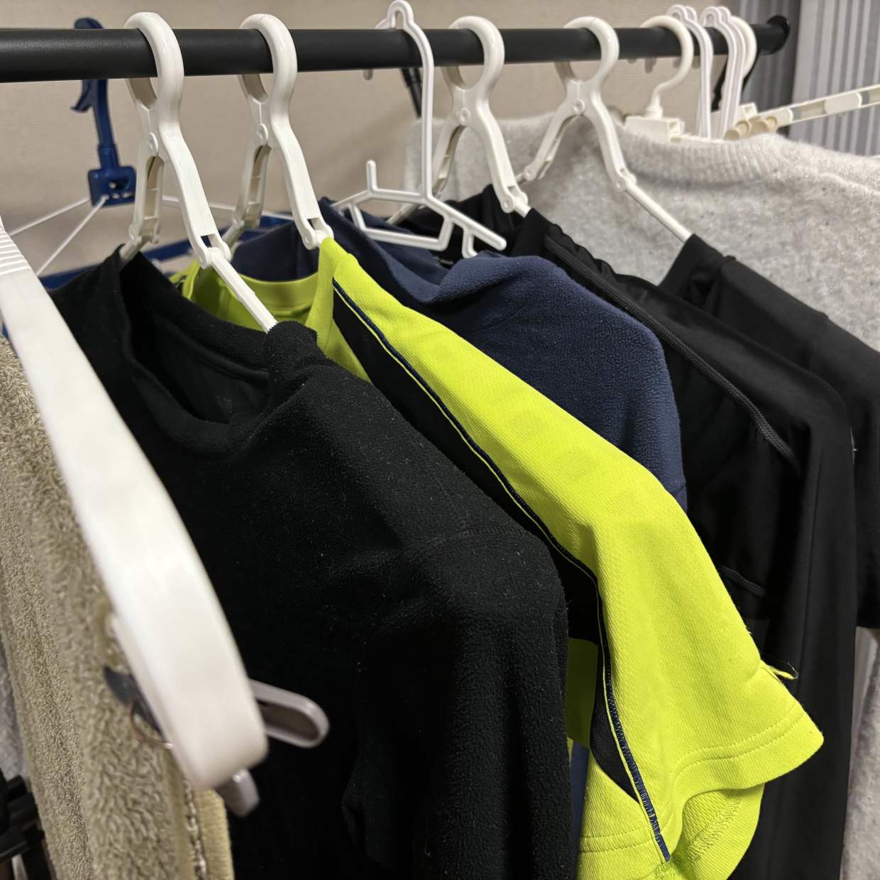  洗濯物のプーンとする“生乾き臭”を解消する“意外なワザ”「知らなかった」「乾きにくい冬に重宝する」 