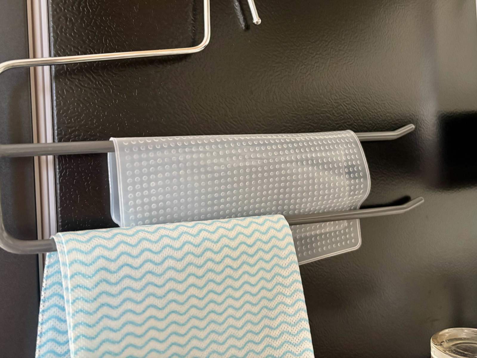 キッチンペーパーや布巾、小さなタオル掛けとして使える！