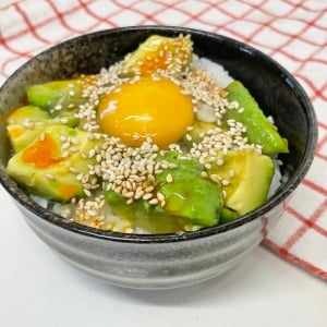 丼ぶりにのせると腸がよろこぶ。食物繊維とビタミンEがたっぷりな食材とは？「5分で作れる！」