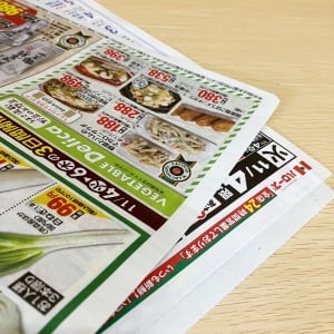 ハサミやのりは不要！「チラシ」を折るだけで完成したものとは？「2つポケットが」「鞄に入れておきたい」