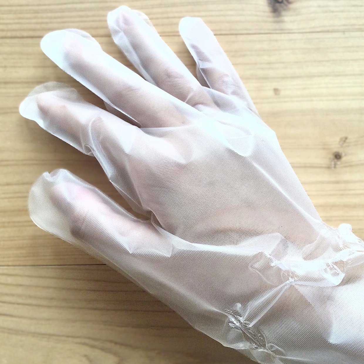  道具は不要！「取れやすいビニール手袋」を“抜けにくくする”簡単裏ワザ「まじか！」「すごい」 