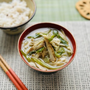 「みそ汁」に入れると体がよろこぶ。“ポリフェノールがたっぷりの秋の野菜”とは？「さらした水ごと使う」