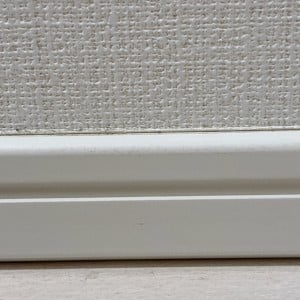 ホコリまみれの「巾木」が復活！くすみが明るくなる簡単掃除テク「二度拭き不要で時短」「溝の汚れにも！」