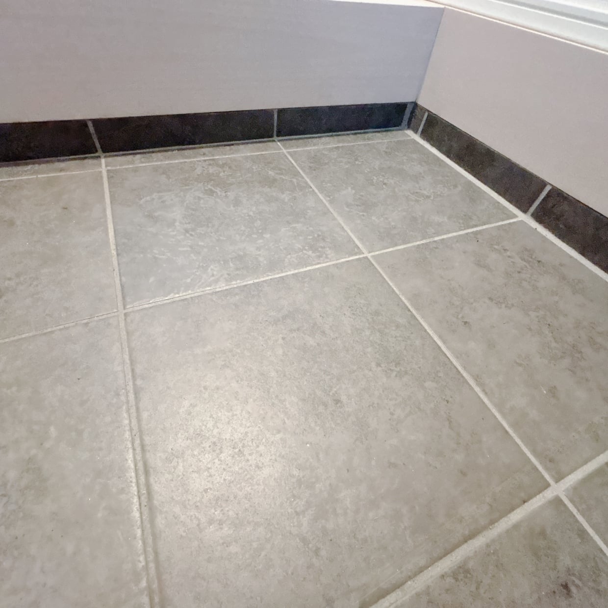  水なしでピカピカ！「玄関のたたき」の“黒ずみ”をごっそり拭き取る掃除テク「ラク！」「冬に助かる」 