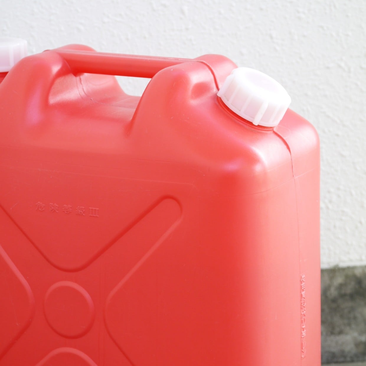  知らなかった。前シーズンの「灯油」は使えるの？意外と知らない“灯油の寿命と危険サイン” 