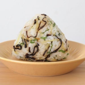 朝「おにぎり」に入れるとぽかぽかに！血行促進効果が期待できる食材とは？「忙しい朝にぴったり」