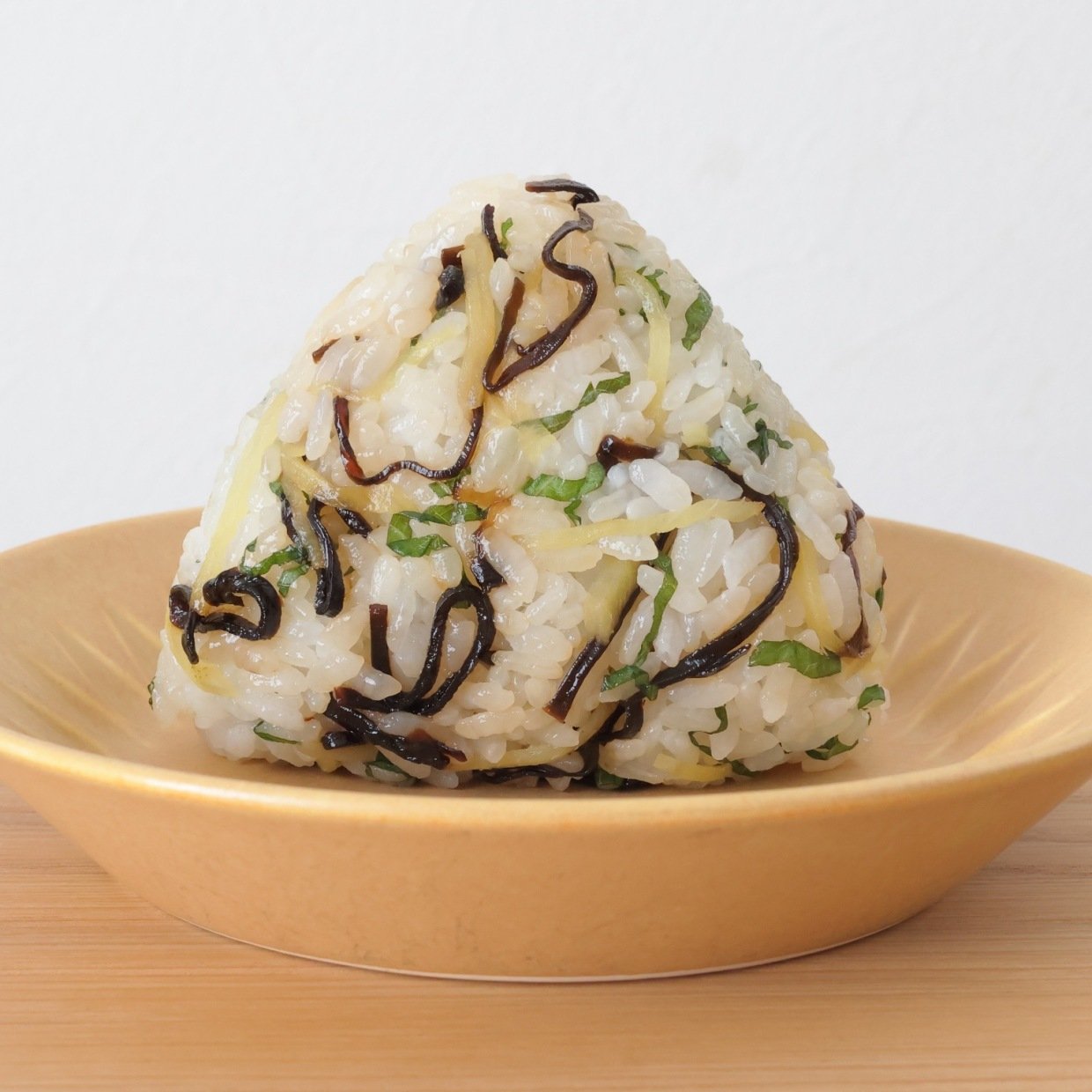  朝「おにぎり」に入れるとぽかぽかに！血行促進効果が期待できる食材とは？「忙しい朝にぴったり」 