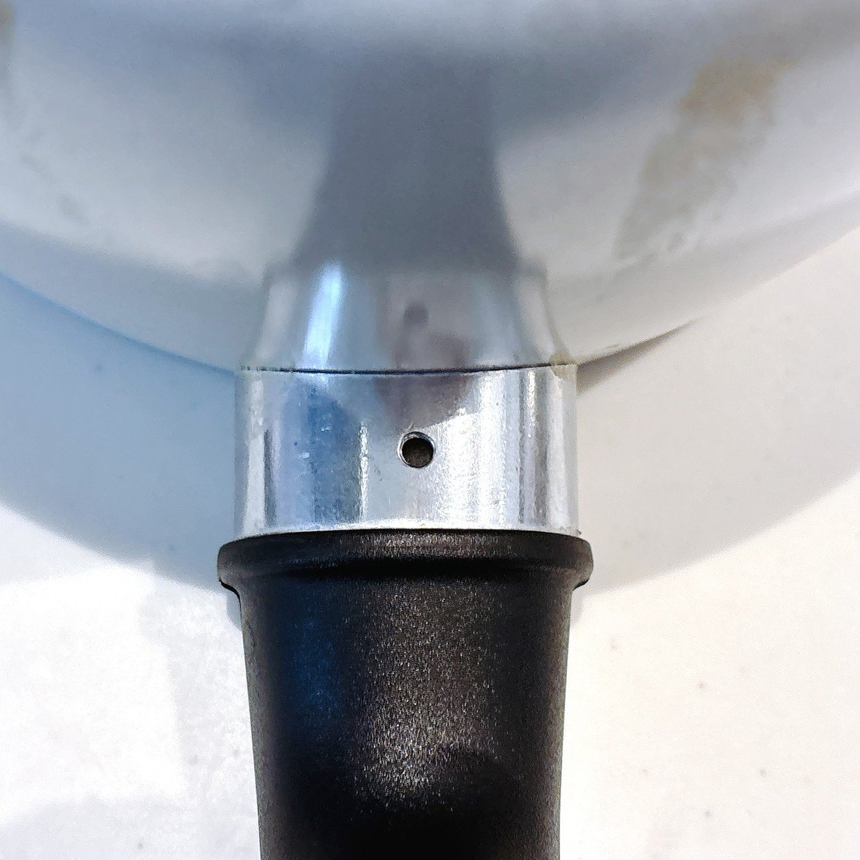  知らなかった。「フライパン」の持ち手にある“なぞの穴”の正体 