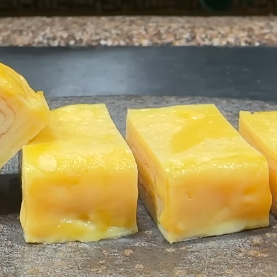  もう卵焼き器はいらない。丸いフライパンでキレイでおいしい卵焼きをつくるコツ「表面がなめらか」 