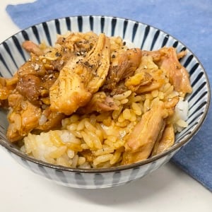 「炊飯器」に材料入れるだけ！箸が止まらない【照り焼きチキン飯】レシピ「簡単なのにボリューム満点」